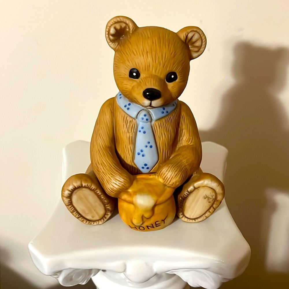 Ceramic Bear Figurine with Honey 🍯 Jar. Homco. Made in Taiwan 🇹🇼